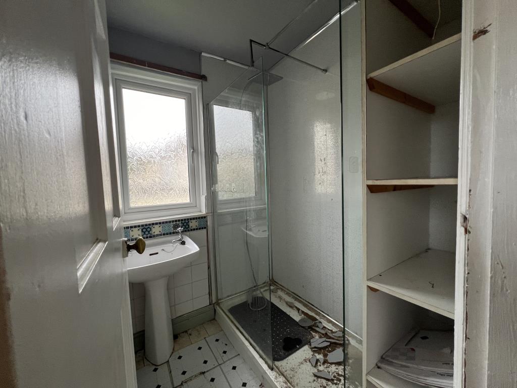 Lot: 59 - SEMI-DETACHED HOUSE FOR REFURBISHMENT - General view of shower room
